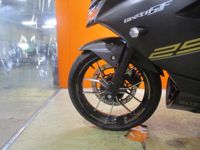 ホイールもこの通り状態グッド！２０２１年のマイチェン後モデルですから純正でリムストライプ！かっこいい